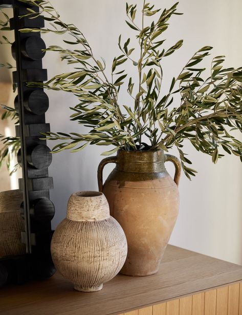 Wabi Sabi Home Decor, Organic Interior, Spanish Home Decor, Mexican Hacienda, Table Decor Living Room, Rustic Vase, Organic Decor, Round Vase, Organic Forms