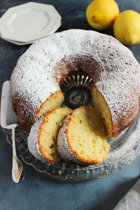 Greek yoghurt cake with lemon Greek Dessert, Snacking Cake, Cakes Easy, Greek Pastries, German Foods, Banana Bars, Loaf Cakes, Yoghurt Cake, Greek Sweets