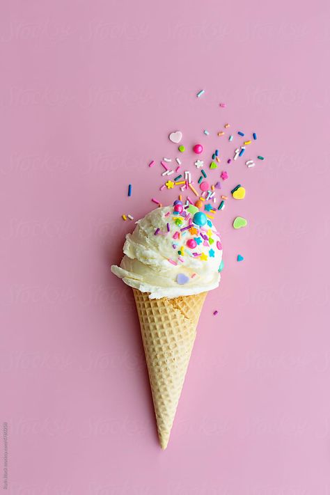 Ice Cream Cone Wallpaper, Ice Cream Wallpaper Aesthetic, Ice Cream Cone Aesthetic, Ice Cream Aesthetic Wallpaper, Helado Aesthetic, Pretty Ice Cream, Aesthetic Ice Cream, Ice Cream With Sprinkles, Ice Cream Aesthetic