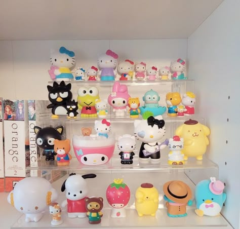 sanrio figures on acrylic stand Sanrio Collection Room, Sanrio Collection Display, Figure Organization, Figuras Aesthetic, My Sanrio, Sanrio Figures, Figure Shelf, Burning Pile, Mini Figure Display