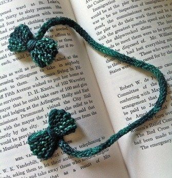 Knit this bowtie bookmark for a Father's Day gift! It's a quick and easy project for a dad who loves reading. #bookmark #knitting #knittingpattern #knitbookmark #bowtie #bowtiebookmark #fathersday #fathersdaygift #craftgossip Doctor Who Crafts, Cool Bookmarks, Knitting Basket, Bookmark Crochet, Heart Bookmark, Beaded Bookmarks, Knit Basket, Crochet Bookmarks, Book Markers