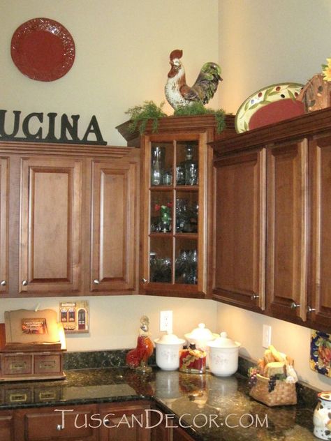 Tuscan Kitchen Decorating Design, Pictures, Remodel, Decor and Ideas Tuscan Kitchen Decor Ideas, Tuscan Home Decorating, Tuscany Kitchen, Style Toscan, Tuscan Kitchen Design, Tuscany Decor, Tuscan Decorating Kitchen, Decorating Above Kitchen Cabinets, Model Dapur