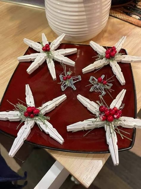 Clothespin Star Ornament, Clothespin Ornaments Christmas, Cloths Pin Crafts Christmas, Wooden Clothespin Crafts Christmas, Clothespin Snowflake Ornament, Clothespin Ornaments Diy, Clothes Pin Christmas Crafts, Clothes Pin Angels, Clothes Pin Snowflakes