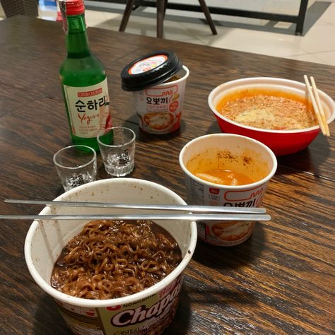 Korean Gas Station Food, Topokki Aesthetic, Korean Convience Store Food, Korean Food Aethstetic, Korean Food Delivery, Korean Soju, Gas Station Food, Korean Drinks, Korean Grocery