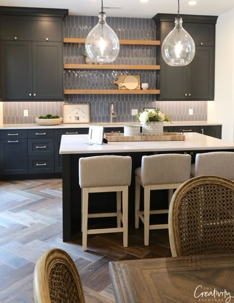 Benjamin Moore Hale Navy Dapur Rustic, Banquette Design, Model Dapur, Hale Navy, Kabinet Dapur, Best Kitchen Cabinets, Kitchen Remodel Design, New Kitchen Cabinets, Diy Kitchen Cabinets