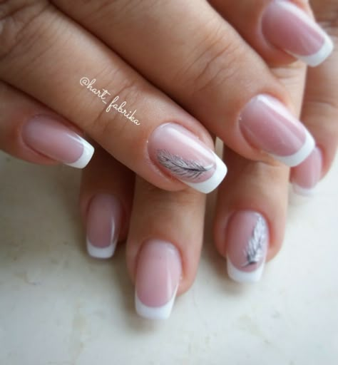 French manicure with drawn feather. Nails With Feathers Design, Nail Designs Feather, Nails With Feather Design, Manicure Colors Fall, Opi Gel Manicure, American Manicure Nails, Feather Nail Designs, Normal Nails, Design Gel Nails