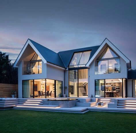 #home #luxuryhomes #luxurylifestyle #homedesign #homegoals #homeinspiration #housegoals #houseinspiration #moderndesign Home Frontage Design, Dream Homes And Houses, American House Design, Modern Contemporary House, Contemporary Mansion, Modern Family Home, Home Designs Exterior, Uk House, Exterior House Remodel