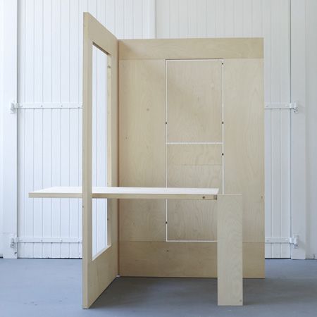 Dutch designers Kapteinbolt have created a collapsible plywood workspace. The whole arrangement can be folded flat and leaned against a wall when not in use. Plywood Workspace, Modular Home Office Furniture, Home Office Solutions, Flexible Workspace, Plywood Table, Movable Walls, Foldable Furniture, Painted Cupboards, Folding Walls