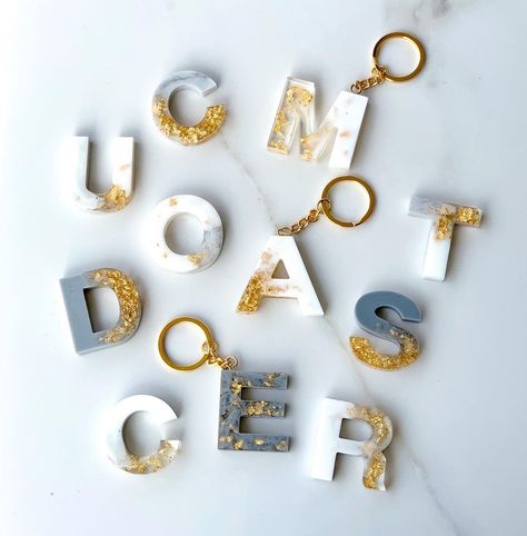 Handmade resin alphabet initial letter keychains marble effect with gold leaf Resin Art Letters, Resin Art Alphabet Keychain, Resin Keychain Ideas Alphabet, Resin Marble Effect, Alphabet Resin Keychain, Resin Alphabet Keychain, Diy Resin Earrings, Diy Resin Keychain, Alphabet Keychain