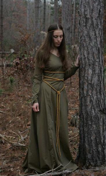 Medieval Lady In Waiting Dress, Middle Age Dress Medieval Gown, Arthurian Dress, Medieval Women Clothing, Medieval Forest, Medieval Dress Peasant, Medieval Outfits, Medieval Goth, Maiden Dress