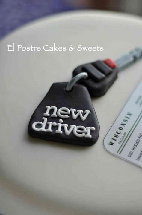 Car key cake! Key and holder made in fondant www.facebook.com/elpostrecakes New Driver Cake Ideas, Driving License Cake, New Driver Cake, Medical Cake, Birth Cakes, Iced Chai Tea Latte, Melon Cake, 17 Birthday Cake, Sweet Sixteen Gifts