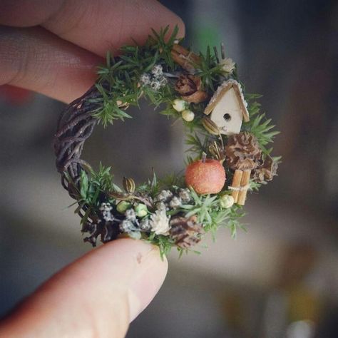 Christmas Miniatures, Fairy Christmas, Dollhouse Christmas, Fairy Furniture, Diy Doll Miniatures, Deco Nature, Fairy Crafts, Mini Wreaths, Miniature Plants