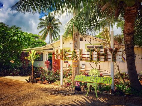 Eat Healthy, Kauai's new destination for conscious foodies in Wailua | Hawaii Magazine Hawaii Cafe, Kauai Food, Kauai Honeymoon, Fish Burgers, Hawaii Magazine, Matcha Green Tea Latte, Best Food Trucks, Shave Ice, Japanese Fish