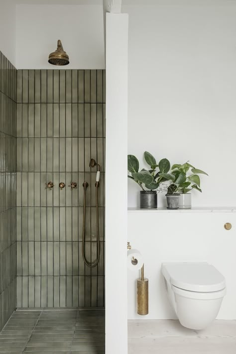 Vertical Stack Bond in the Shower | Centsational Style New Yorker Loft, Bad Inspiration, Green Tile, Bathroom Inspo, Bathroom Renos, House Bathroom, Design Living, Shower Room, Design Case