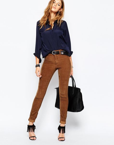 Blank NYC - Pantalon de survêtement skinny style 70's en velours côtelé Nyc 70s, Brown Jeans Outfit, Jeans Marron, 70s Corduroy, Jeggings Outfit, Brown Pants Outfit, Corduroy Pants Outfit, Spring Summer Capsule Wardrobe, Look Jean