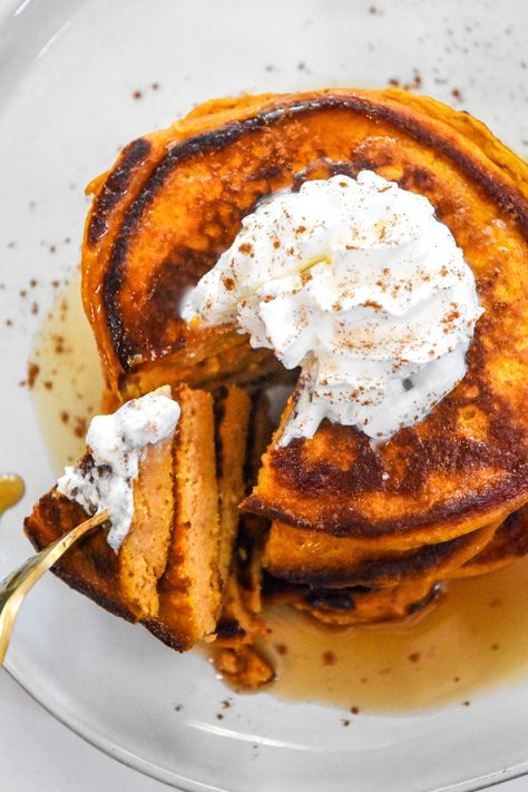 Pumpkin Pie Greek Yogurt Pancakes: Moist and delightful fall breakfast treat! These pancakes use a bit of pumpkin puree and pie spice for flavor, with the Greek yogurt adding protein and thickness. Delicious and make-ahead friendly! ProjectMealPlan.com Greek Yogurt Waffles, Whipped Greek Yogurt, Pumpkin Waffles Recipe, Basic Pancakes, Greek Yogurt Parfait, Greek Yogurt Pancakes, Yogurt Pancakes, Pancake Calories, Pumpkin Waffles