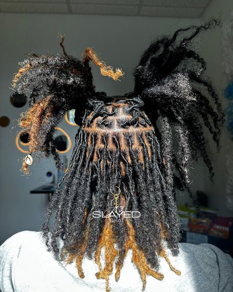 Natural light hits a little different 😍😍😍10 months locs started by @jayslayedthat Style: retwist (90-129) + basic style Location: Conyers, Ga Interested in booking? All new clients must join the waitlist. Link and Prices in in my bio 🤍 🚨BE SURE TO READDD THE POLICY🚨 - - follow (@jayslayedthat) for more - - - #jayslayedthat #starterlocsatl #starterlocstyles Locs Growth Journey, Non Retwist Loc Styles, Loc Highlights Black Women, Coil Locs Before And After, Retwist Hairstyles, Loc Twist Styles, Loc Retwist Styles For Women, Retwist Locs Style, Short Loc Hairstyles