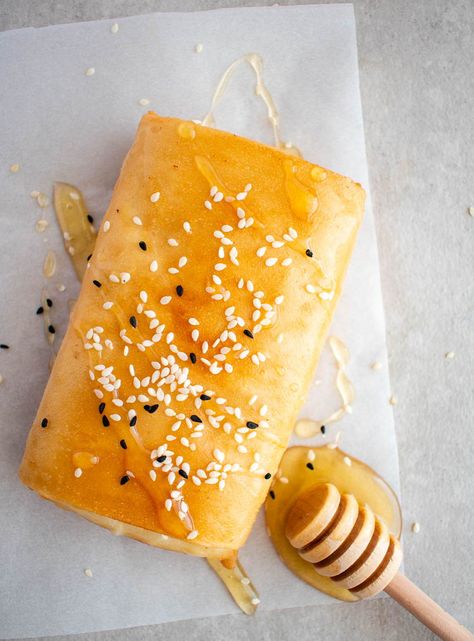 This Feta Cheese Wrapped In Filo, is one of the best, crispiest, yummiest Greek appetizers ever! A divine flavor combination of salty and sweet. A must-try. Fried Feta Cheese, Greek Cheese Pie, Fried Feta, Filo Pastry Recipes, Greek Appetizers, Greek Cheese, Plats Healthy, Feta Recipes, Cheese Wrap