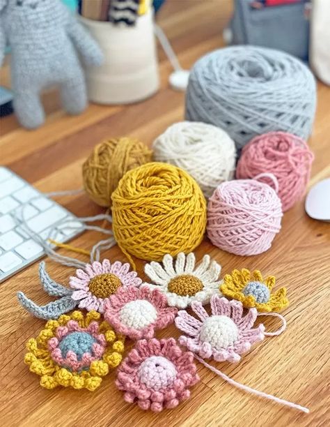 Crochet Chamomile & Sage Workshop with mYak Fibers - CrochetObjet Crochet Chamomile, Art Au Crochet, Winter Blooms, Hantverk Diy, Beau Crochet, Flower Coaster, Knit Accessories, Knit Jewelry, Knit Mittens