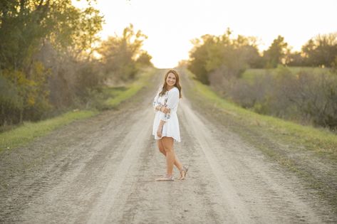 Dirt Road Photography - High School Senior Portraits & Family Photographer Farm Senior Pictures, Senior Photoshoot Poses, Senior Photography Poses, Dirt Roads, Road Photography, Country Senior Pictures, Senior Photo Poses, Outdoor Pictures, Fall Senior Pictures