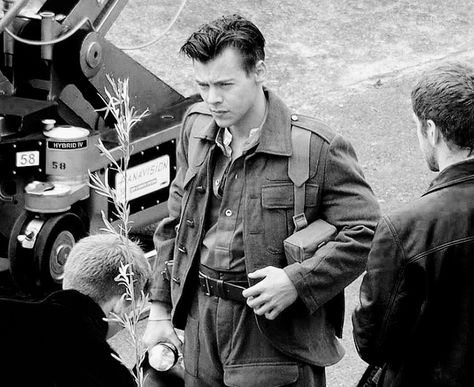 Dunkirk set Dunkirk Harry Styles, Dunkirk Harry, Harry Styles Dunkirk, Beautiful Inside And Out, I Saw, Love Of My Life, Harry Styles, Military Jacket, Che Guevara