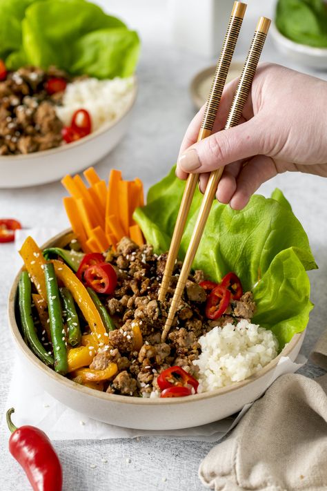 This Thai Basil Meal Ground Turkey Meal Prep Bowl is the perfect healthy and satisfying lunch or dinner. It's a white rice or cauliflower rice base loaded with flavorful ground turkey and a colorful blend of veggies all tossed in a salty, tangy, spicy Thai basil sauce. Ground Turkey Bowl Recipes, Turkey Bowl Recipe, Ground Turkey Bowl, Turkey Meal Prep, Making Cauliflower Rice, Ground Turkey Meal Prep, Zucchini Pasta Recipes, Turkey Bowl, Healthy Bowls Recipes