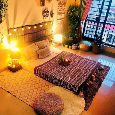 Lit up Holi Decor Coming Your way Boho Floor Bed Cozy Bohemian, Boho Bedroom Floor Bed, Home Decor Ideas Bedroom Indian, Floor Bed Decor Ideas Indian, Cozy Bedroom Indian, Futon Bedroom Ideas For Women, Boho Floor Bed, Indian Inspired Bedroom, Floor Bedding