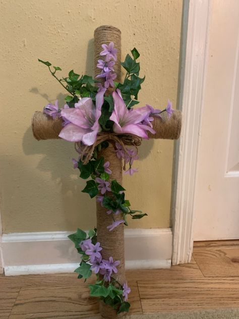 Cemetary Flowers Grave Decorations Diy Easter, Cross Door Wreath, Dollar Tree Cross Wreath Ideas, Easter Wreath Cross, Cross Wreath Diy, Cemetary Decorations, Church Altar Decorations, Easter Flower Arrangements, Easter Arrangement