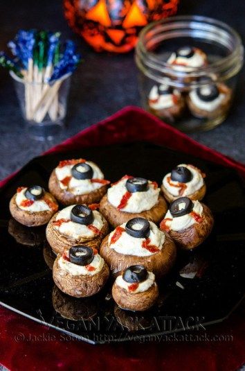 Stuffed Mushroom Eyeballs | Halloween Party Appetizers Halloween Themed Appetizers, Fun Halloween Appetizers, Vegan Halloween Recipes, Vegan Halloween Food, Halloween Appetizer, Halloween Appetizers Easy, Halloween Party Appetizers, Halloween Food Appetizers, Vegan Halloween