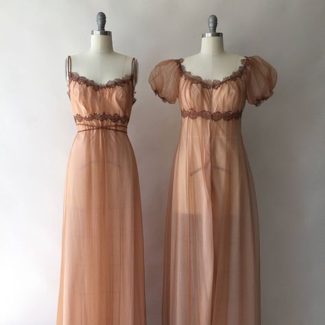 1920 Bridesmaid Dresses, Vintage Nightgown For Spring Party, 40s Nightgown, Fancy Nightgown, Vintage Nightgown For Sleepovers, 1950s Housewife Fashion, 50s Nightgown, 1940s Nightwear, Pink Sleeveless Vintage Nightgown