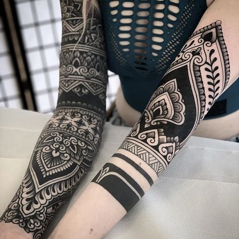 Dövme Tattoo Main, Tattoo Band, White Tattoos, Geometric Sleeve Tattoo, Maori Tattoos, Polynesian Tattoos, Blackout Tattoo, Muster Tattoos, Inspiration Tattoos