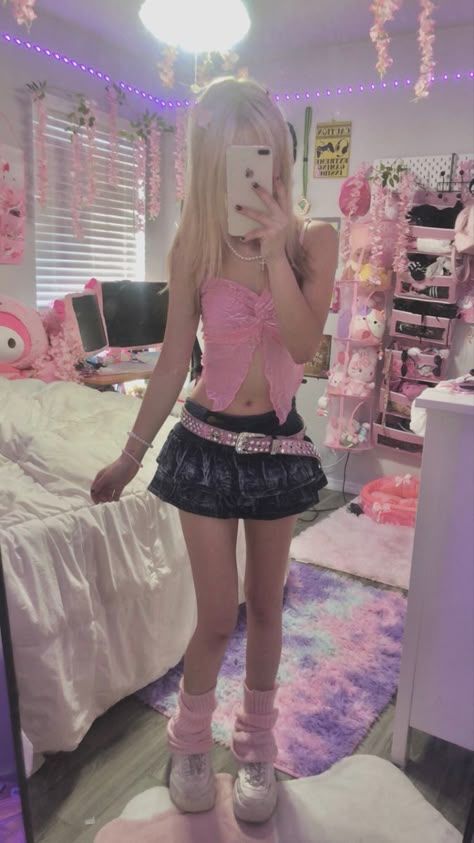 girly pink y2k outfit Pink Girly Outfits Y2k, Y2k Pink Skirt Outfit, Y2k Cute Core Outfits, Pink Clothes 2000s, Girly Kawaii Outfits, 2000s Fashion Pink Aesthetic, Light Pink Y2k Outfit, Y2k Outfits Girly 2000s, Mini Shorts Outfit Aesthetic