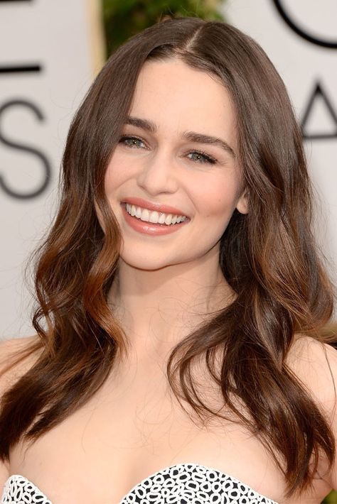 Emilia Clarke Plastic Surgery Before and After - Celebrity Sizes Emilia Clarke… Celebrity Smiles, Brunette Actresses, Celebrity Wigs, Celebrities Before And After, 30 Under 30, Mother Of Dragons, Long Wavy Hair, Emilia Clarke, Lace Wig