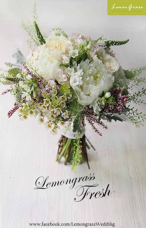 Bouquet Champetre, Prettiest Bouquet, Bridal Bouquet Flowers, Hand Bouquet, Bride Magazine, Cut Flower Garden, Colorful Bouquet, Bouquet Arrangements, White Wedding Flowers