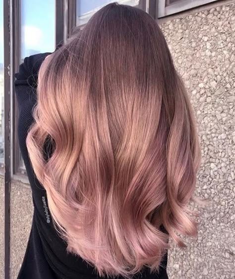 35 Charming Rose Gold Hair Colors Rose gold hair,hair colors,hairstyle ideas. #ombrehair Rose Gold Gloss Hair, Rosegold Haircolor Balayage, Rosegold Haircolor, Rose Gold Hair Balayage, Rose Gold Hair Shades, Underlights Hair, Pink Ombre Hair, Gold Hair Colors, Performance Hairstyles