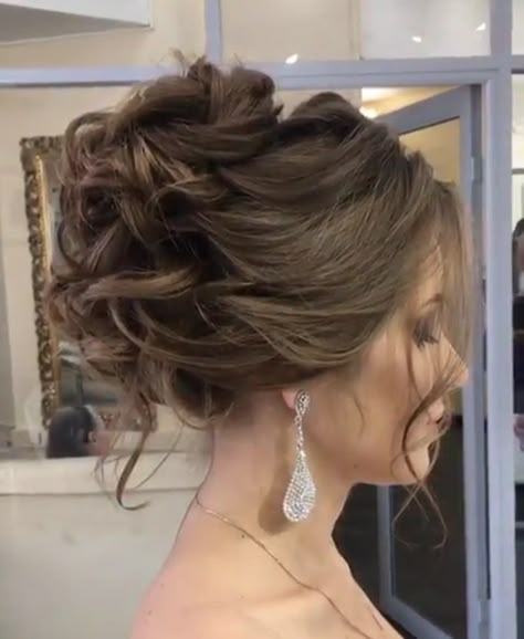 Podignuta Kosa Frizure, Side Bangs Updo, Bun With Bangs Hairstyles, Wedding Curly Hair, Curly Side Bangs, Hair Bun With Bangs, Bun With Bangs, Bangs Hairstyles Ideas, Bangs Updo