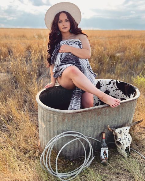 Beth Dutton Water Trough Photoshoot, Cowgirl Birthday Pictures Photo Ideas, Western Tub Photoshoot, Stock Tank Photoshoot, Beth Dutton Style Photoshoot, Bouduar Photos Country, Western Card Photoshoot, Western Bourdier Photoshoot, Beth Dutton Inspired Photoshoot