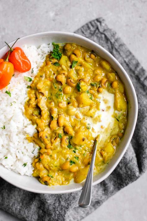 This Jamaican black-eyed pea curry is so delicious. It's creamy, bursting with flavor, hearty, healthy and super easy to make. It's naturally gluten free and vegan. A must make recipe! | thecuriouschickpea.com #vegan #Jamaican #vegancurry #curry #beans #healthy #glutenfree Easy Curry Recipe, Pea Curry, Ital Food, Jamaican Cuisine, Black Eyed Pea, Jamaican Dishes, Easy Curry, Rice And Beans, Pea Recipes