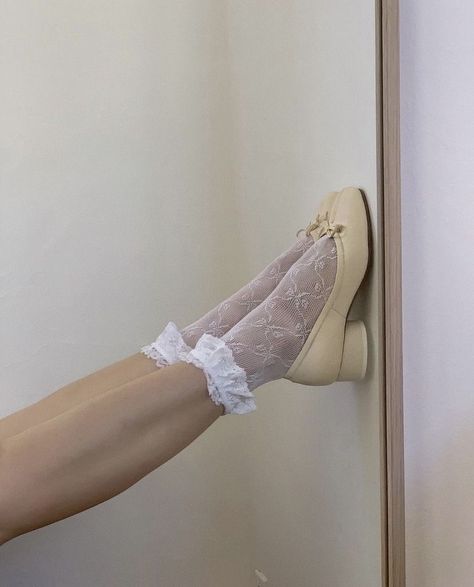 — ★ francesca bridgerton Mary Jane Shoes Outfit, Dr Shoes, Quoi Porter, Foto Poses, Shoe Inspo, Aesthetic Shoes, Ballerina Shoes, Jane Shoes, Pretty Shoes