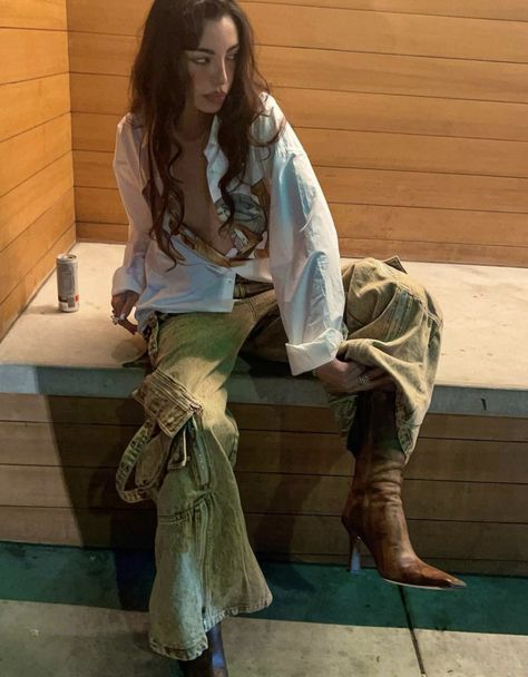 Down To Earth Fashion, Rockstar Summer Outfit, Camp Aesthetic Fashion, Turkish Street Style, Eclectic Outfits For Women, Folk Punk Aesthetic, Jemima Kirke Style, Boho Grunge Outfits, Savannah Hudson