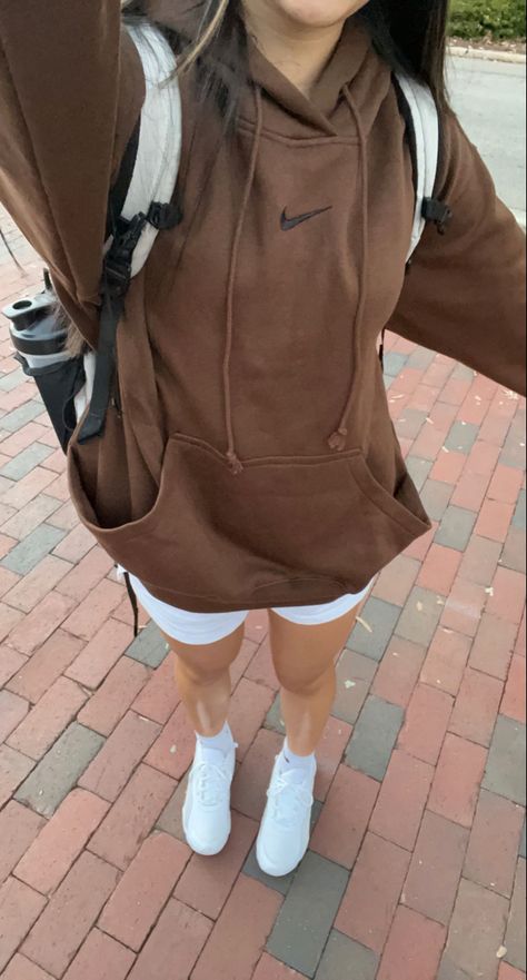 Brown Nike Hoodie Outfit, Hodies Nike, Dark Brown Hoodie Outfit, Aesthetic Nike Hoodie, Outfits With Brown Hoodie, Brown Comfy Outfit, Hoodies Aesthetic Outfit, Brown Nike Sweater, Fall Outfits Hoodies