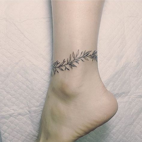 We're definitely into this delicate leaf ankle tattoo. Selena Gomez Tattoo, Blatt Tattoos, Mother Nature Tattoos, Knuckle Tattoos, Anklet Tattoos, Meaningful Tattoos For Women, Small Meaningful Tattoos, Tattoos Geometric, Tattoo Bracelet