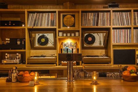 Record Lounge Room, Vinyl Bar Design, Listening Lounge, Vintage Music Room, Hifi Bar, Vinyl Bar, Audiophile Room, Frat House, Audiophile Listening Room