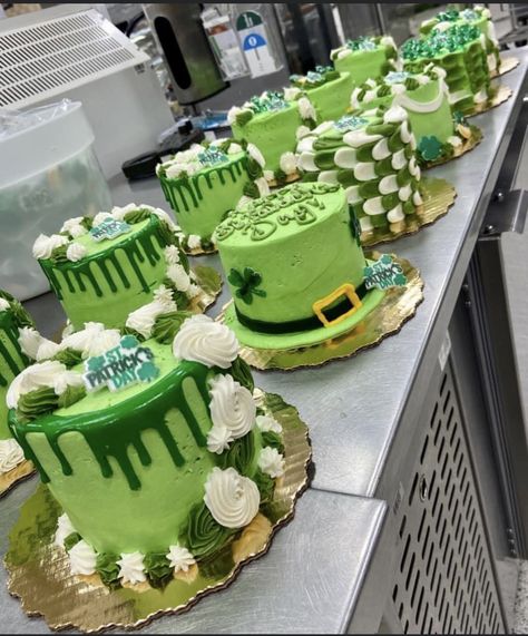 Saint Patrick Dessert Ideas, Saint Patrick Cake, St Pattys Day Cake Ideas, St Patricks Day Bakery Ideas, St Patrick Day Cake Ideas, Saint Patrick’s Day Cake, St Patricks Day Cakes Decorating, St Patrick’s Day Cake Ideas, St Patrick’s Day Cupcakes