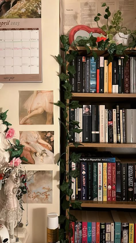 Bookish Room Decor, Bookcase Aesthetic, Bookish Bedroom, Bookshelf Inspiration, Pinterest Room Decor, Redecorate Bedroom, Cozy Room Decor, Dreamy Room, Book Organization