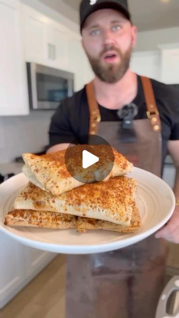 Daily Nutrition Tips on Instagram: "Follow  @goalnutritiontips for all the best high protein recipes in one place!

By @tastyshreds

Part 7.. “frozen food aisle favorites”

The new Hot Pocket is here Shred Fam. Much like the pizza rolls but with more of the pizza pocket size.. the Hot pocket has been a staple since the 80s… unfortunately… they almost caused me to get my stomach stapled …JK anyways… 

macros and ingredients below. 

1 hot pocket: 
360 cals, 40g protein 34 carbs 17 fat 

LETS MAKE 5 for the week 

5 carb balance mission tortillas 
70g fat free mozzarella 
8oz. 93/7 beef 
Seasonings: crushed pepper, garlic, Italian, salt, pepper, parsley flakes, onion powder 
12 slices Canadian bacon 
5-10g powder parmesan 
Egg beater wash tbsp total 
10 slices thin provolone 
1-2 serving piz Pizza Pocket, 40g Protein, Pizza Pockets, Canadian Bacon, Hot Pockets, Egg Beater, Pizza Rolls, Egg Beaters, Provolone