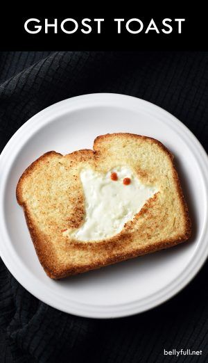 This GHOST TOAST is a quick and easy breakfast or snack, perfect for Halloween time! Halloween Eggs Breakfast, Ghost Toast, Nacho Salat, Halloween Morning, Foods Breakfast, Recetas Halloween, Halloween Breakfast, Halloween Dishes, Spooky Food