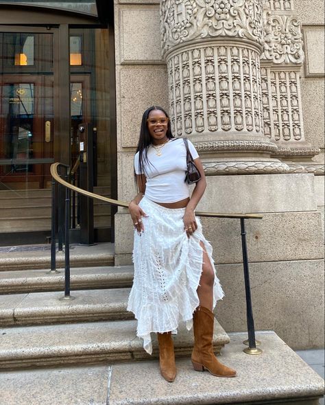 White Flowy Skirt, Red Cowboy Boots Outfit, Summer Boots Outfit, Bota Western, Cowboy Boot Outfits, Western Boots Outfit, Cowgirl Boots Outfit, Dresses With Cowboy Boots, White Cowboy Boots