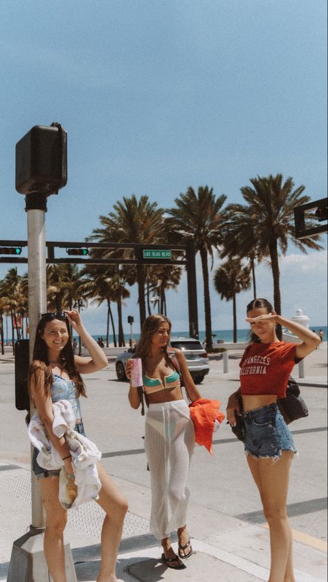 Myrtle Beach Photoshoot, Beach Town Pictures, Beach Town Photoshoot, Beach Boardwalk Aesthetic, Florida With Friends, Boardwalk Photos, Boardwalk Pictures, Cali Pics, Boardwalk Photoshoot