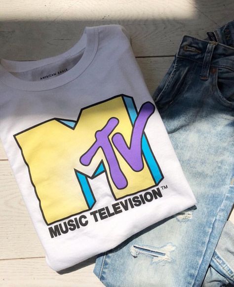 MTV American eagle T -shirt Mtv Shirt, Mtv Music Television, American Eagle T Shirts, Outfit 90s, Emo Outfits, Mtv, Shirt Outfit, Hands On, Aesthetic Clothes